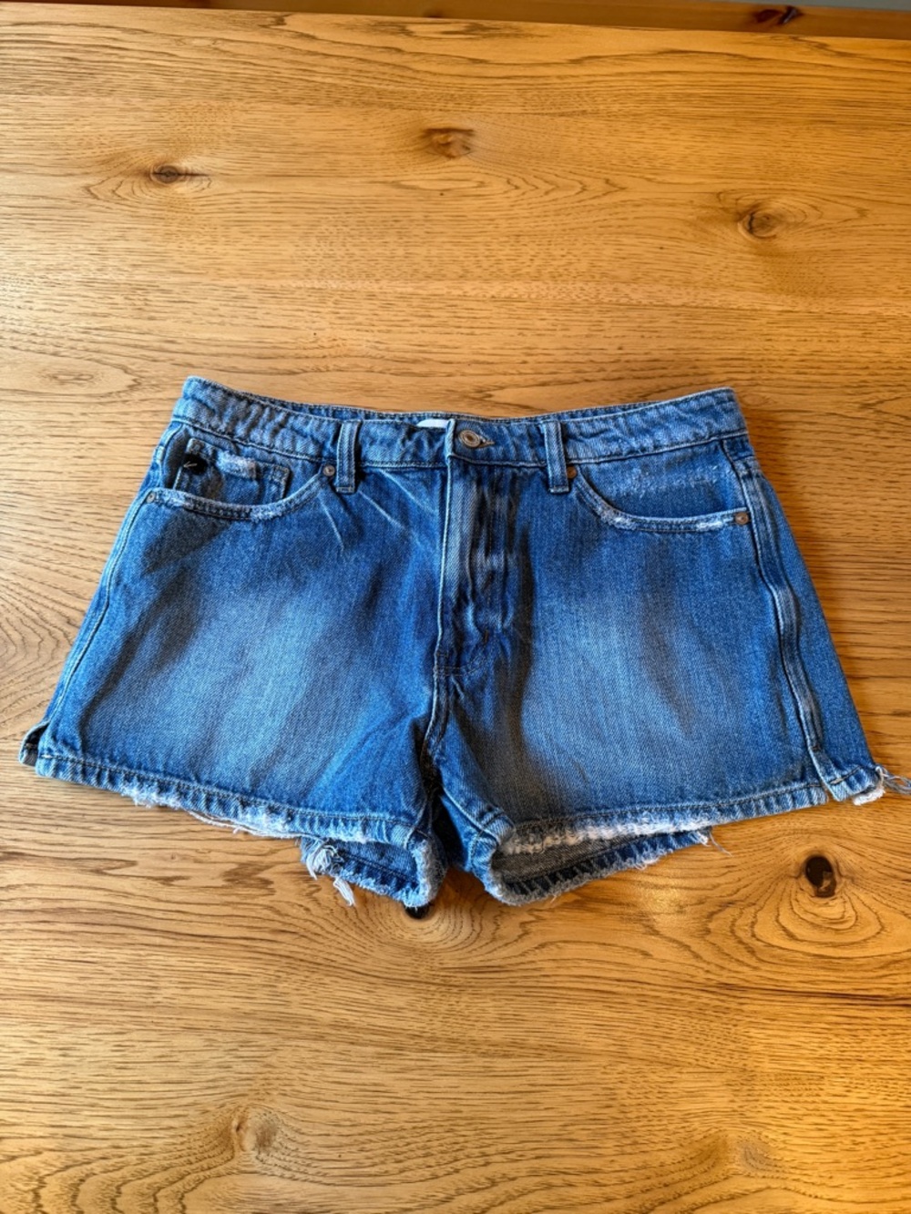 KanCan women’s raw hem Jean shorts. Size large